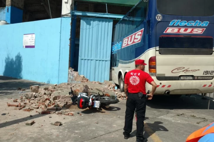 El colectivo de Unión derribó una pared del estadio de Belgrano y lesionó a un policía