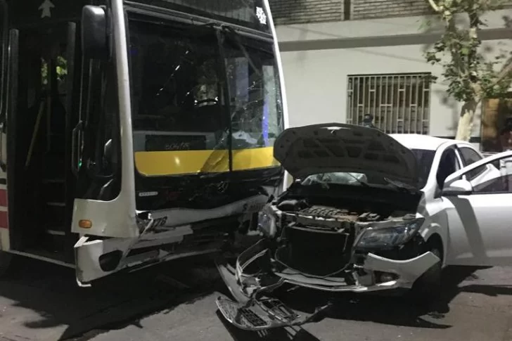 Fuerte impacto entre un colectivo y un auto en el centro sanjuanino
