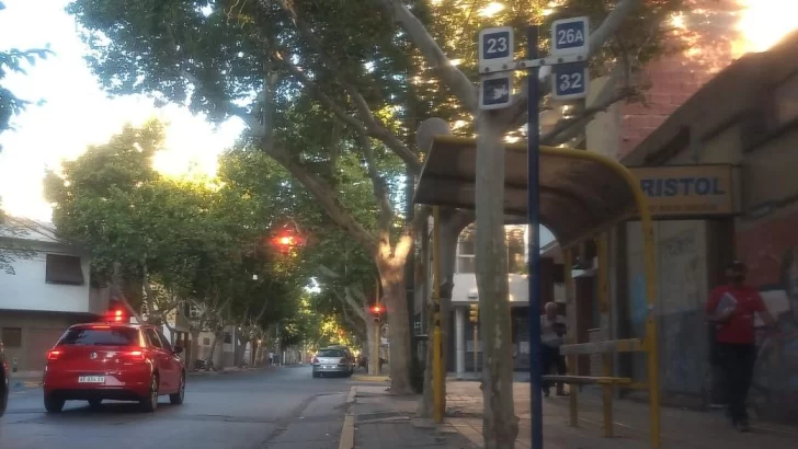 Una empresa de colectivos inició paro por el descuento de días y no descartan que se sumen más Una empresa de colectivos inició paro por el descuento de días y no descartan que se sumen más