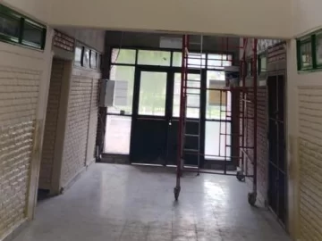 Trabajaba en un colegio, se le cayó una malla metálica del techo y se fracturó el brazo