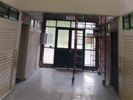 Trabajaba en un colegio, se le cayó una malla metálica del techo y se fracturó el brazo