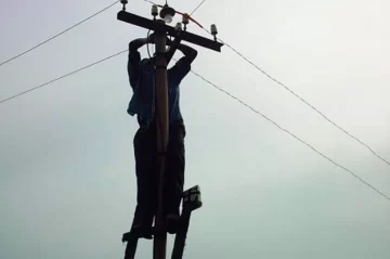 Por colgarse de la luz, deberá hacer tareas comunitarias y pagar $2.000 a un merendero Por colgarse de la luz, deberá hacer tareas comunitarias y pagar $2.000 a un merendero