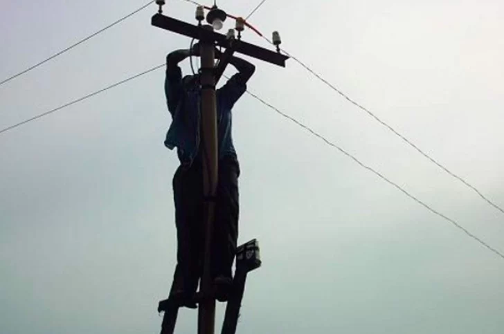 Por colgarse de la luz, deberá hacer tareas comunitarias y pagar $2.000 a un merendero Por colgarse de la luz, deberá hacer tareas comunitarias y pagar $2.000 a un merendero