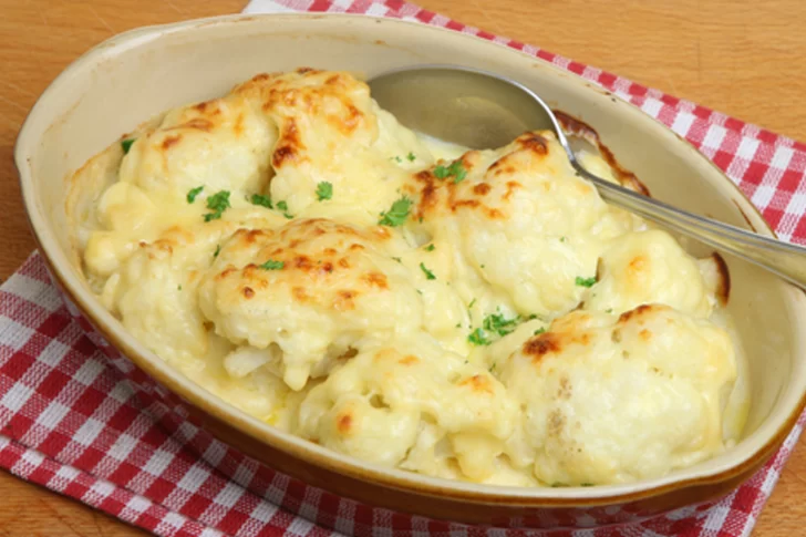 Coliflor gratinado con queso y jamón: la receta para que los niños coman verduras
