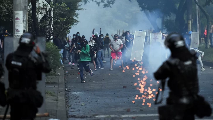 Al menos 19 muertos y 800 heridos por protestas