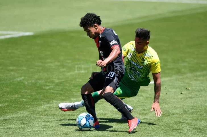 Colón le ganó a Defensa y mantiene el liderazgo de la Zona 2 Colón le ganó a Defensa y mantiene el liderazgo de la Zona 2