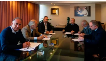 Comercio acordó adelantar tramos y que los empleados lleguen a fin de año a $139.000