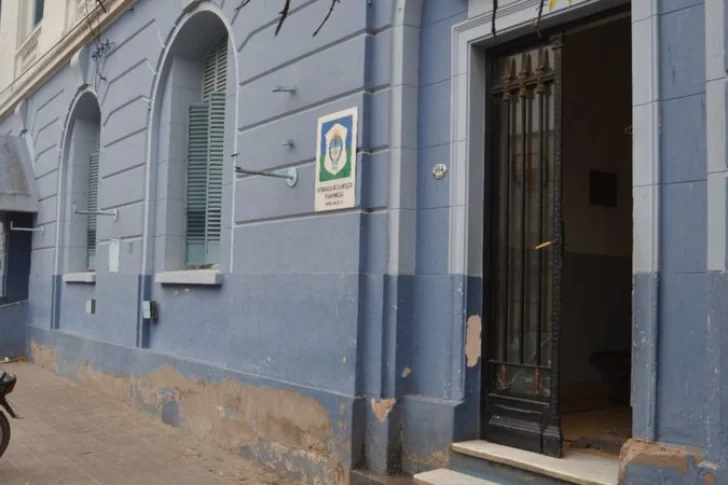 Adoptó a dos nenes africanos y los abandonó en una comisaría de Bahía Blanca