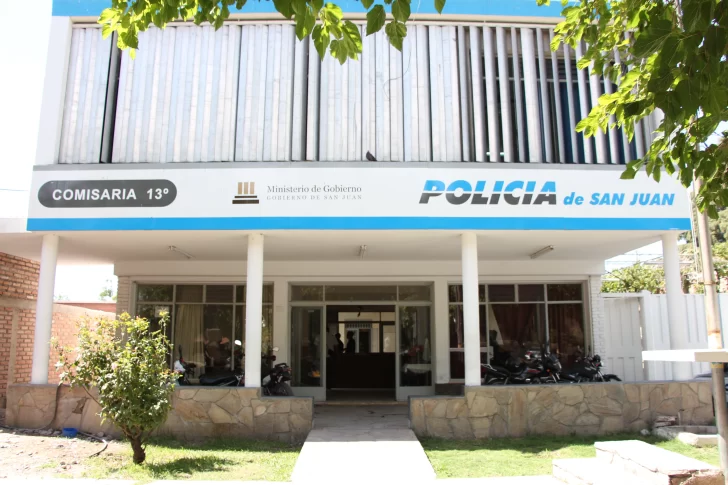 Un policía fue acuchillado por un menor tras interrumpir una pelea frente a una comisaría Un policía fue acuchillado por un menor tras interrumpir una pelea frente a una comisaría