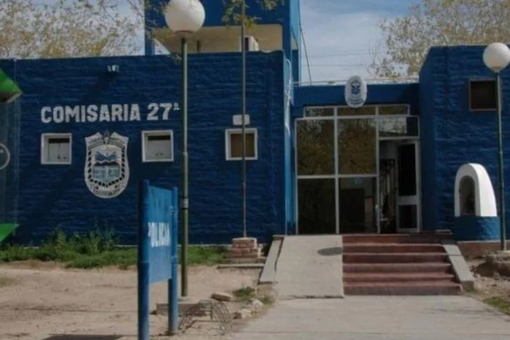 Un motociclista sufrió fractura expuesta tras chocar con una camioneta