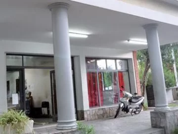 Dos hermanos rompieron el vidrio de un patrullero cuando fueron detenidos