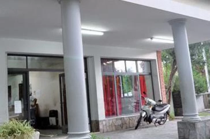 Dos hermanos rompieron el vidrio de un patrullero cuando fueron detenidos