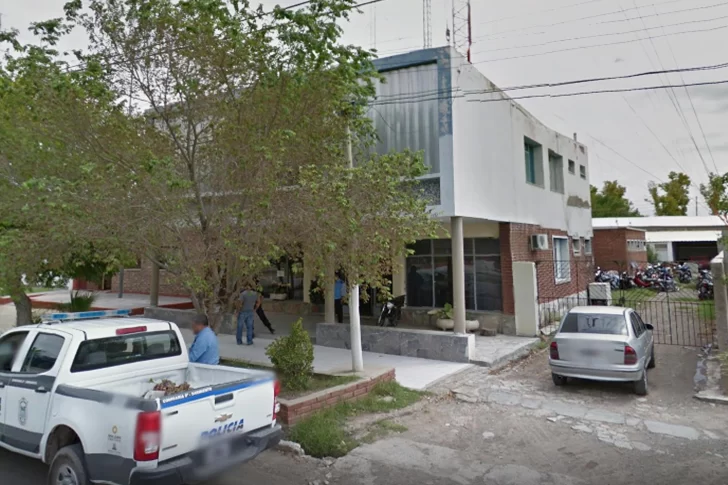 Dos jóvenes se cayeron de la moto y la chica sufrió severas lesiones