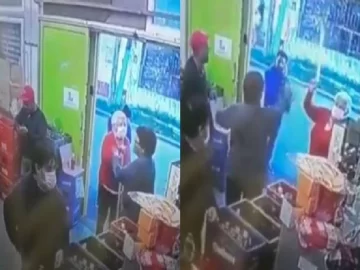 Dos jubiladas se enfrentaron a bastonazos en un supermercado Dos jubiladas se enfrentaron a bastonazos en un supermercado