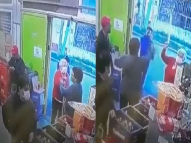 Dos jubiladas se enfrentaron a bastonazos en un supermercado Dos jubiladas se enfrentaron a bastonazos en un supermercado