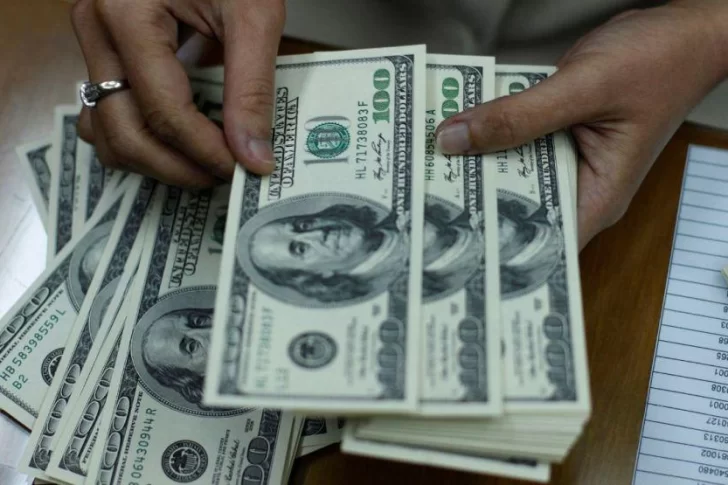 Dólar blue: saltó hasta los $845 en la city porteña y en San Juan se comercializó en $860