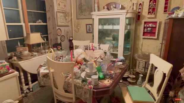 Compró la casa de un acumulador compulsivo y encontró un millonario tesoro Compró la casa de un acumulador compulsivo y encontró un millonario tesoro