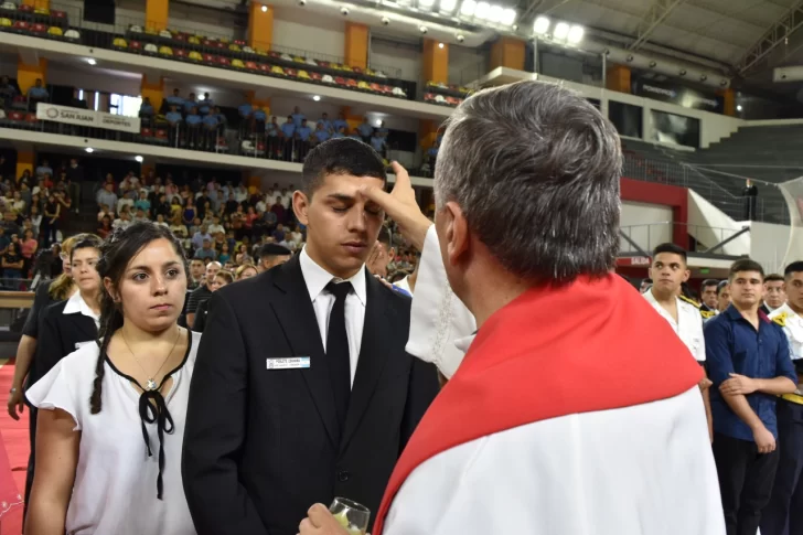 Más de 100 alumnos de la Escuela de Policía hicieron la comunión y confirmación