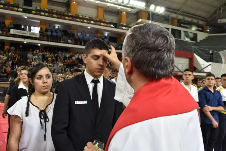 Más de 100 alumnos de la Escuela de Policía hicieron la comunión y confirmación