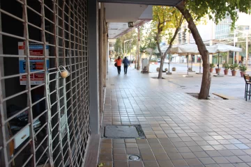 Cómo es el movimiento céntrico sanjuanino en el primer día hábil del confinamiento