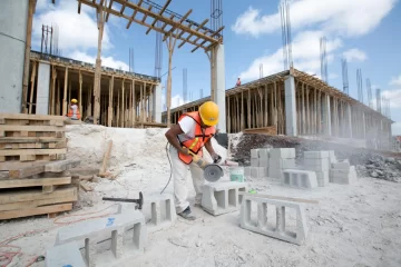 Según el INDEC, la industria y la construcción cayeron hasta 13,4% en marzo Según el INDEC, la industria y la construcción cayeron hasta 13,4% en marzo