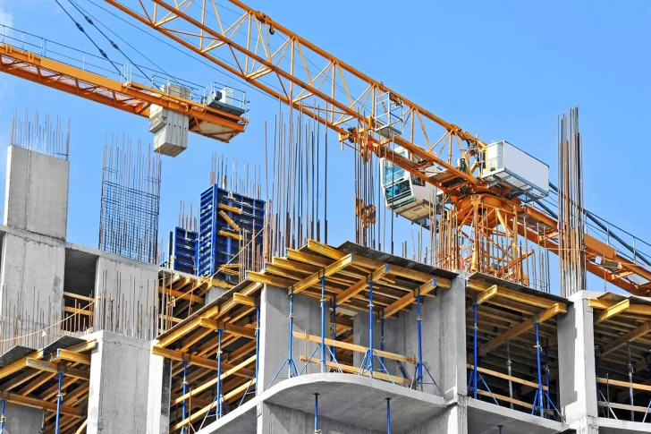 En marzo, la construcción cayó un 46,8% y la industria bajó un 17%