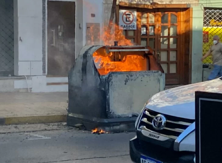 Por un acto vandálico, un contenedor ardió en pleno centro Por un acto vandálico, un contenedor ardió en pleno centro