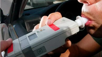 Manejaba ebrio, lo paró la policía y les ofreció plata para zafar Manejaba ebrio, lo paró la policía y les ofreció plata para zafar