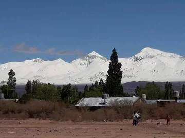 Así se ve la Cordillera desde Barreal un día después de la nevada
