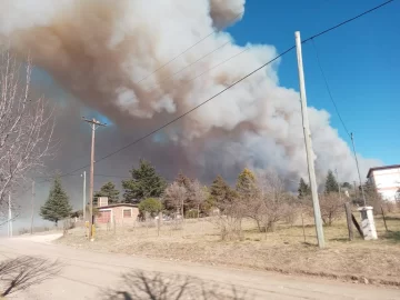 Evacuados y casas afectadas por un feroz incendio en las sierras de Córdoba Evacuados y casas afectadas por un feroz incendio en las sierras de Córdoba