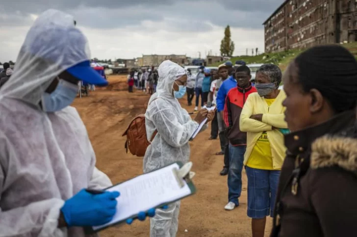 Sudáfrica: identificaron otra variante hipercontagiosa de coronavirus