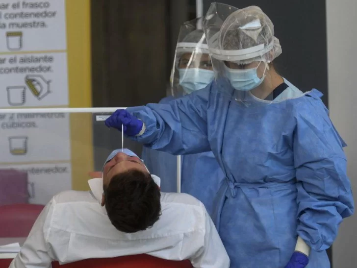 Subieron los números de muertes y contagios diarios por coronavirus en el país Subieron los números de muertes y contagios diarios por coronavirus en el país