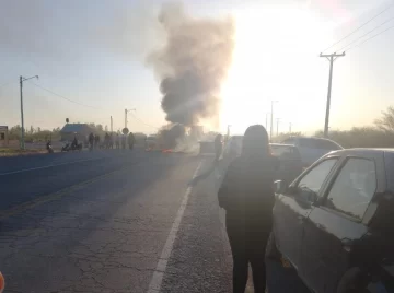 Padres cortaron el ingreso a Los Berros para exigir mejoras en una escuela Padres cortaron el ingreso a Los Berros para exigir mejoras en una escuela