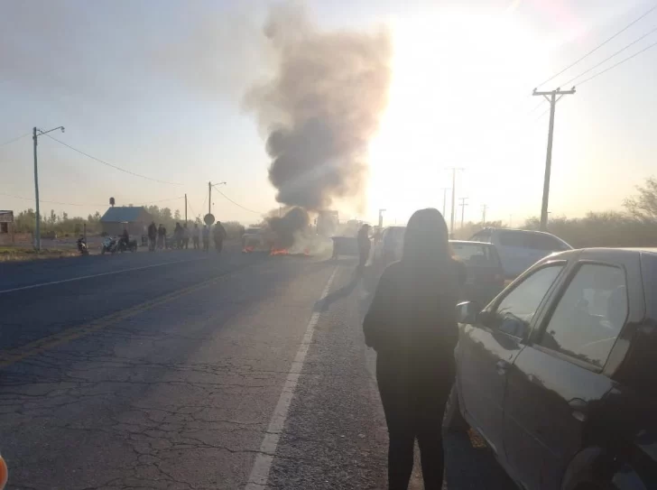 Padres cortaron el ingreso a Los Berros para exigir mejoras en una escuela Padres cortaron el ingreso a Los Berros para exigir mejoras en una escuela