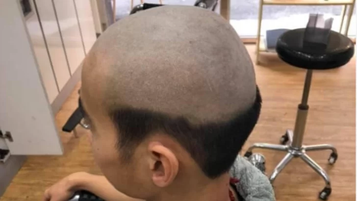 Le hizo un corte de pelo ridículo a su hijo para que no salga a la calle y se contagie Le hizo un corte de pelo ridículo a su hijo para que no salga a la calle y se contagie