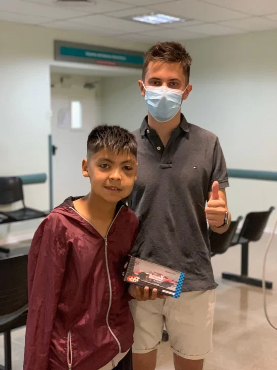 Tobías Martínez visitó en el hospital al niño que cayó de la tribuna y se perdió la carrera