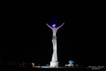 Tras un importante operativo, alzaron la escultura del Cristo de 27 metros de altura Tras un importante operativo, alzaron la escultura del Cristo de 27 metros de altura