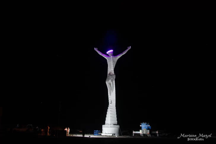 Tras un importante operativo, alzaron la escultura del Cristo de 27 metros de altura Tras un importante operativo, alzaron la escultura del Cristo de 27 metros de altura