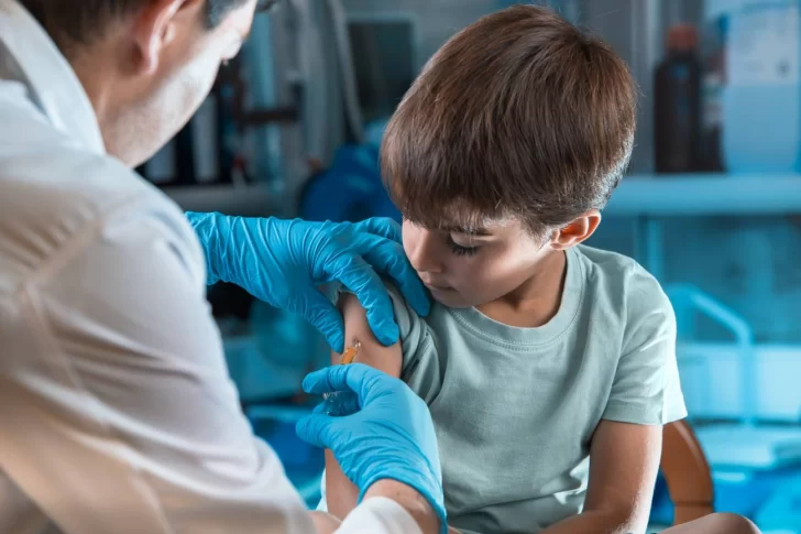 Por primera vez Oxford y AstraZeneca probarán su vacuna en niños