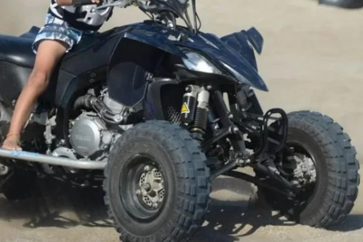 Un hombre y una mujer, hospitalizados al volcar cuando andaban en cuatriciclo