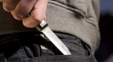 Golpeó a su pareja, la amenazó con dos cuchillos y la dejó encerrada con su bebé