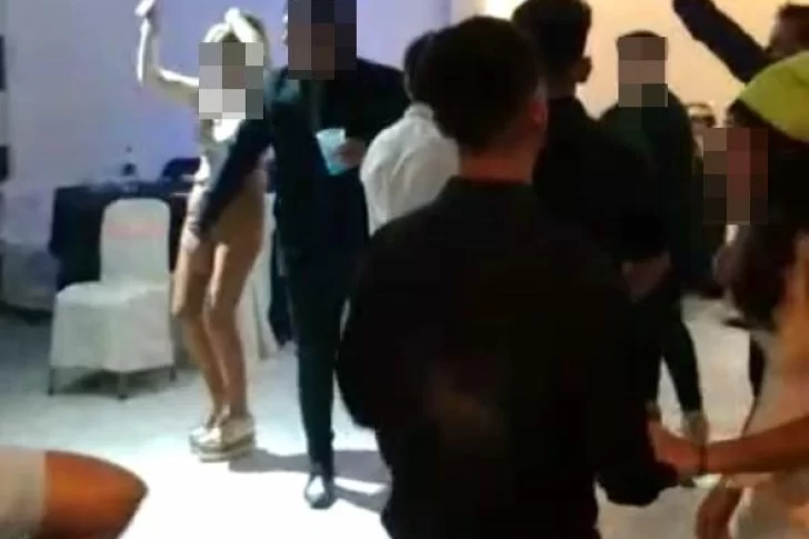 Celebraban un cumpleaños de 15 a puro baile y sin tapabocas: clausuraron el lugar