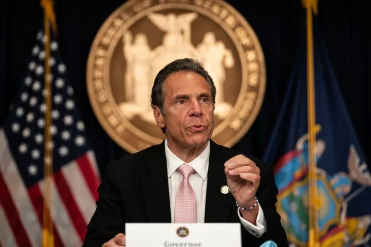El gobernador de Nueva York fue acusado de abuso sexual por una excolaboradora