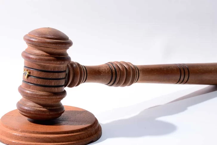 Cumplió 21 años, convive con el novio pero reclama cuota alimentaria