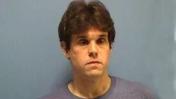 Descubrieron infraganti a un cura durante un trío sexual en el altar de su iglesia Descubrieron infraganti a un cura durante un trío sexual en el altar de su iglesia