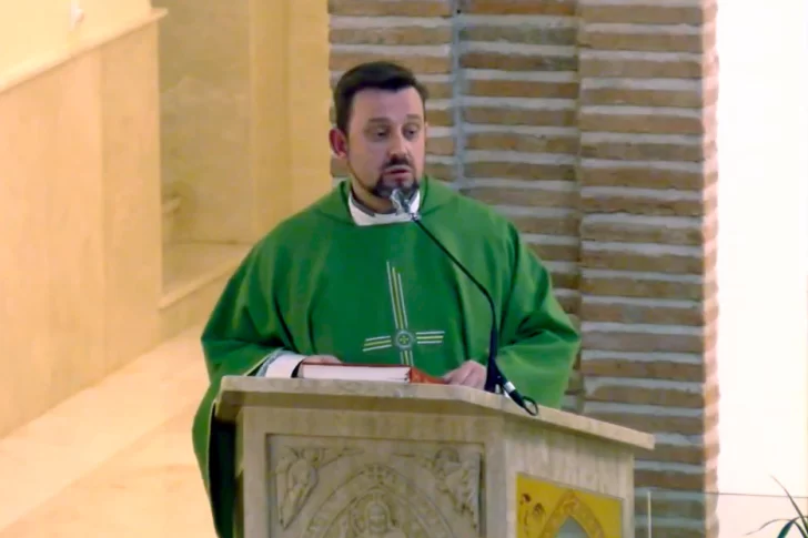 Un cura exorcizó al país para que el coronavirus “deje en paz” a la gente