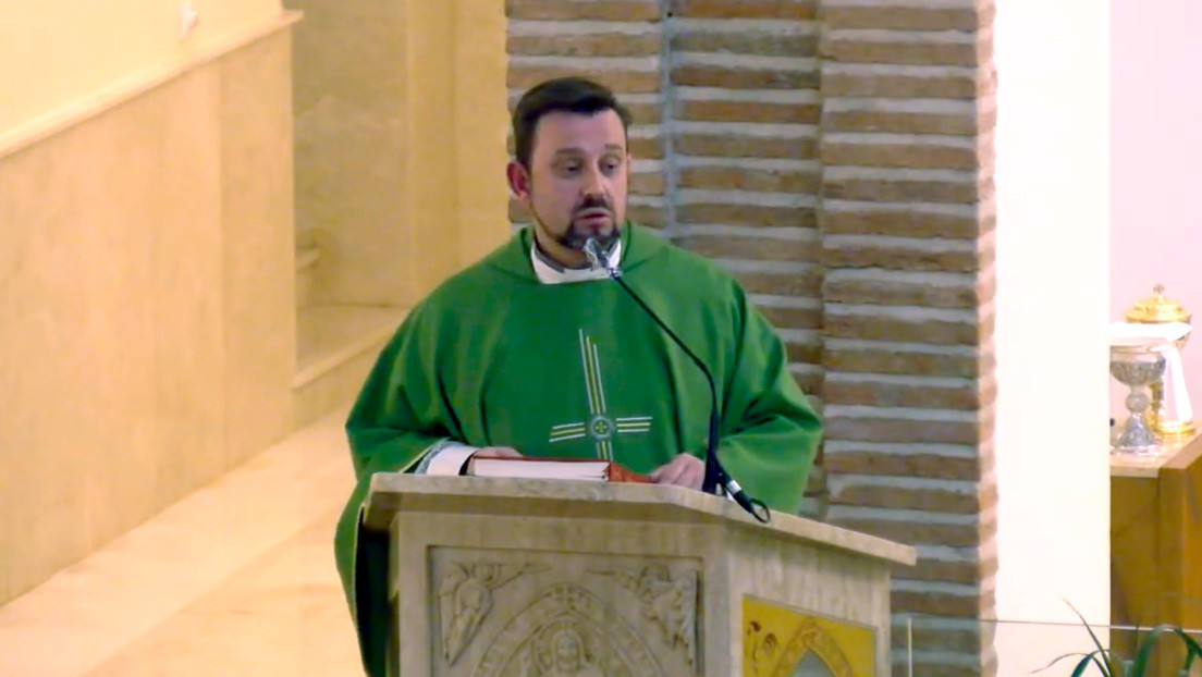 Descubrieron infraganti a un cura durante un trío sexual en el altar de su iglesia Descubrieron infraganti a un cura durante un trío sexual en el altar de su iglesia