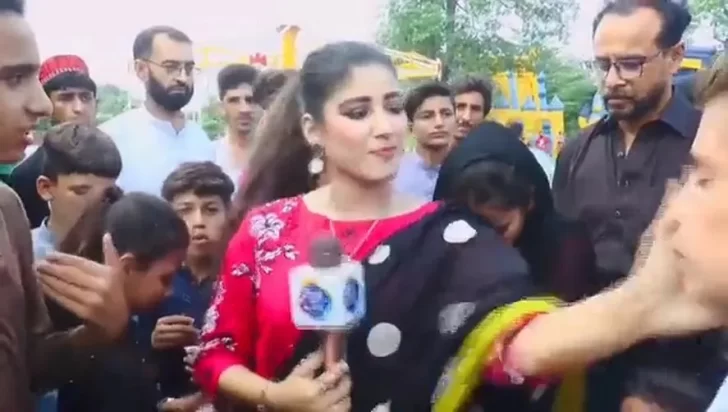 Una periodista de Pakistán cacheteó a un menor en un móvil