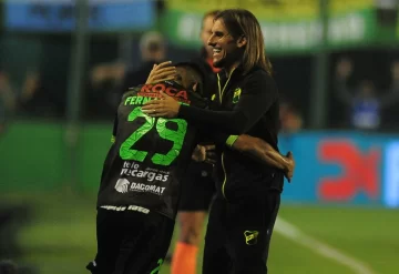 Defensa consiguió otro triunfo agónico, clasificó a la Libertadores y acecha a Racing Defensa consiguió otro triunfo agónico, clasificó a la Libertadores y acecha a Racing