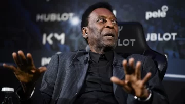 Pelé fue hospitalizado de urgencia en París Pelé fue hospitalizado de urgencia en París
